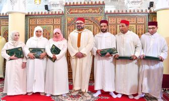 S.M. le Roi Mohammed VI remet le Prix Mohammed VI aux majors du Programme national de lutte contre l'analphabétisme dans les mosquées