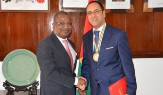L’Ambassadeur du Maroc au Gabon et Sao Tomé et Principe décoré de la médaille de l’ordre de chevalier de la République de Sao Tomé et Principe