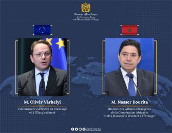 M. Nasser Bourita s’entretient avec le  Commissaire européen au Voisinage et à l'Elargissement