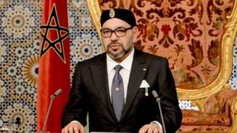 Sa Majesté le Roi Mohammed VI, que Dieu l'assiste, Chef suprême et Chef d'Etat-Major Général des Forces Armées Royales (FAR), donne ses Hautes Instructions aux FAR pour lutter contre la pandémie de Covid19