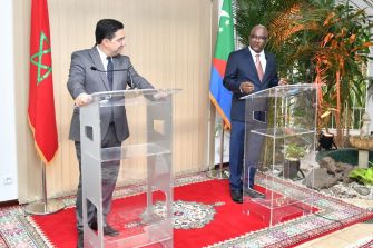 S’exprimant lors d’un point de presse conjoint avec M. Bourita, Il a, à cet égard, rappelé le soutien du Maroc aux Comores dans le domaine de la formation, notant que 80 pc des cadres de son ministère ont été formés dans le Royaume.  Le Maroc continue de former les Comoriens en leur accordant des bourses, a-t-il dit, rappelant aussi le soutien du Royaume à son pays dans le domaine de l’administration.  Après le secteur de l’administration, l’Union des Comores compte sur le soutien du Maroc pour la construct