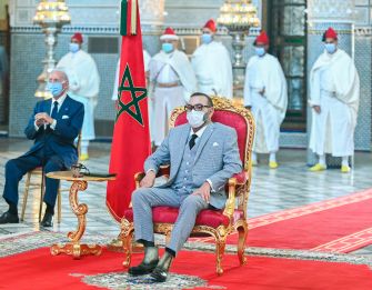 SM le Roi préside la cérémonie de lancement et de signature de conventions relatives au projet de fabrication et de mise en seringue au Maroc du vaccin anti-Covid19 et autres vaccins